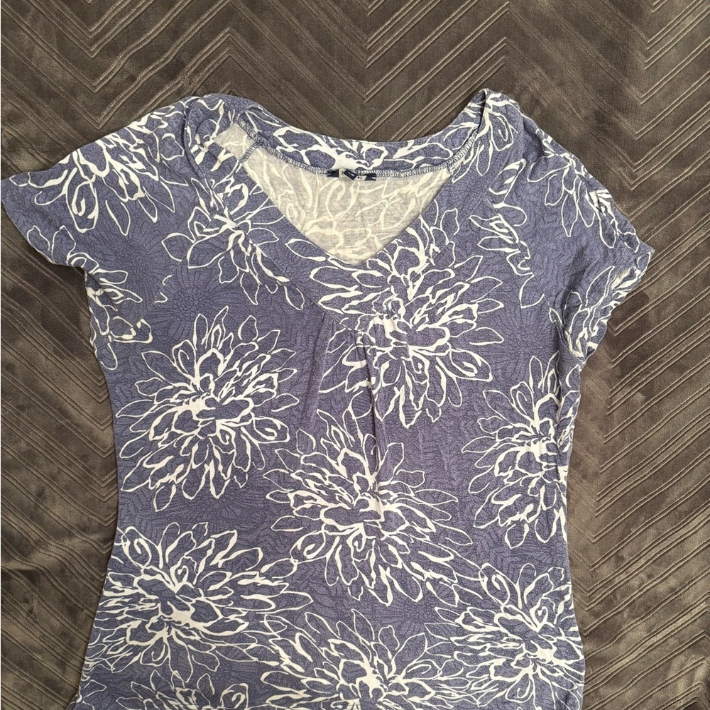 Reitmans Blue and White Floral T-Shirt